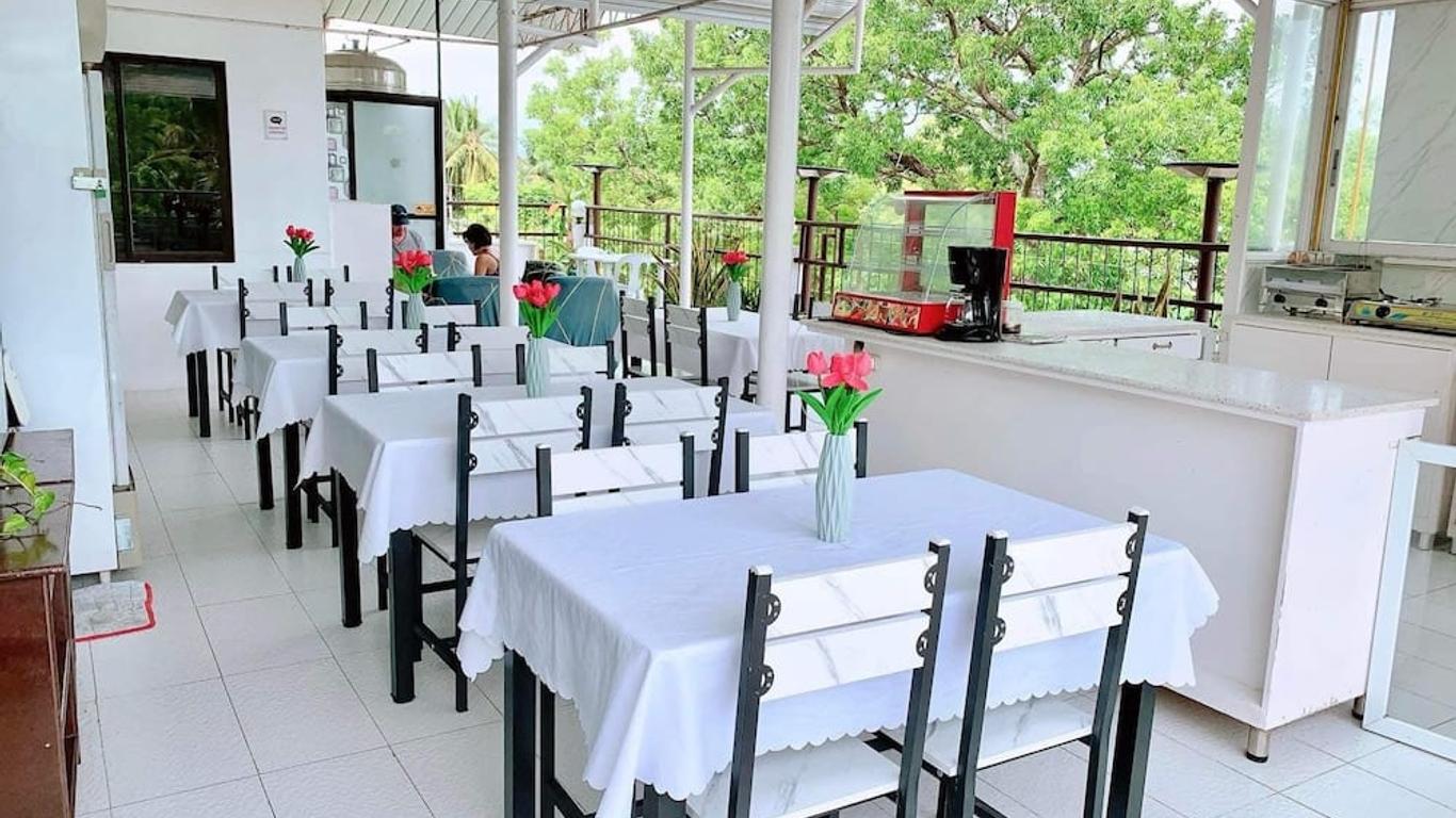 Luna Oslob Travellers Inn