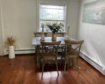 Cozy Cottage 1.5 mi. To Third Beach. - Middletown - Dining room