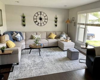 Cozy 3-bedroom house in Saybrook on the Lake 4.2 m. To GOTL, 10 m. Spire - Ashtabula - Sala de estar