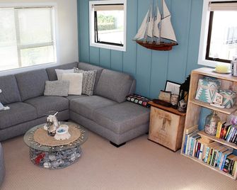 Family Bach Close to Beach and Surf Club - Waihi Beach - Living room