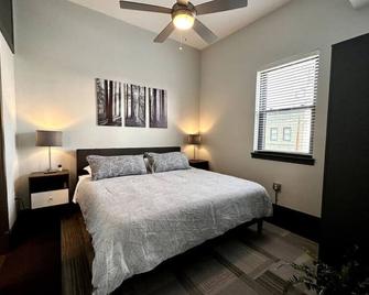 Downtown Luxe Loft: King Bed, Artsy & Brewery Walk - Roanoke - Bedroom