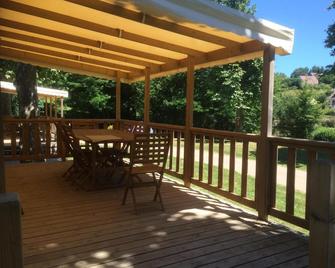 Camping Les Etoiles - Arnac-Pompadour - Balkon