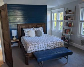 Beautiful Lakeside 3br House In Asbury. Enjoy Lake & Beach! Permit Str2024-00465 - Asbury Park - Bedroom
