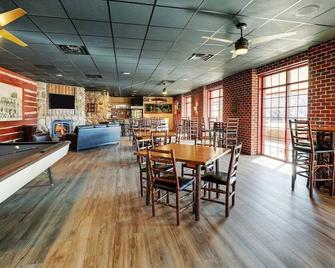 Scenic Moline Stay - Bike Path Access, Pool & Fitness Center, Parking - Moline