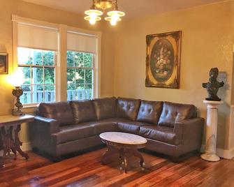 Farmhouse with Hot Tub, charming gardens, serenity, 2 blocks to Main Street! - Jackson - Living room