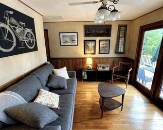 Farm Escape-Pool, Fire Pit, Hot Tub, Starlink, Dog Friendly 1.5 hrs from Chicago - Baroda - Huiskamer