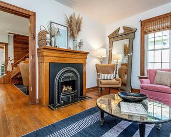 Charming 4-bedroom house steps from Pewaukee Lake Beach, shops & restaurants - Pewaukee - Living room