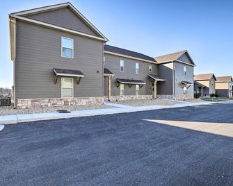 Reeds Spring Condo about 3 Mi to Silver Dollar City! - Reeds Spring - Building