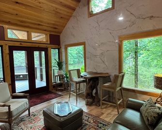 Cozy cabin in lovely Sardis with WiFi, AC - Sardis - Sala de estar