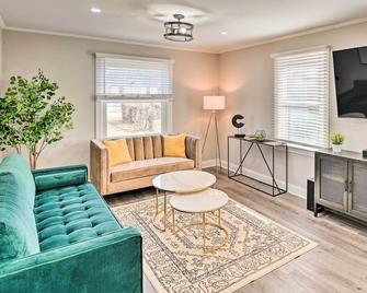 Nashville Home Rental about 7 Mi to Downtown! - Nashville - Living room