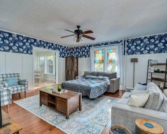 Downtown Spacious Family Oasis - Canton - Slaapkamer