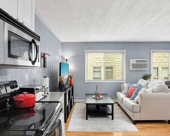 Cozy Condo in Vibrant Location! - Minneapolis - Living room
