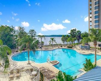 Disney 1 mile , Blue Heron 1 room 2 bath,amenities,6 guests, walk to restaurants, no fees at check in - Lake Buena Vista - Piscina