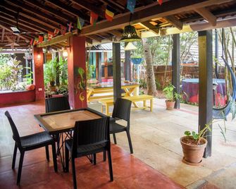 The Yuppi Hippi Beachpackers Hostel - אנג'ונה - פטיו