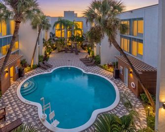 Tropical Palms Hotel - Clearwater - Piscina