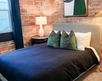 Speakeasy Queen Suite (Rm 7) - Nevada City