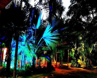 Complete house with lush vegetation, hot water Jacuzzi for 12 people - Palestina - Outdoors view