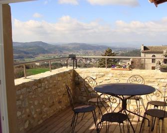 Stone house in the old village of Mirabel overlooking the river drôme - Piégros-la-Clastre - Balcón