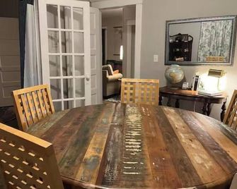 Whitt’s End -- a spacious private lodging in a historic Springfield neighborhood - Springfield - Dining room