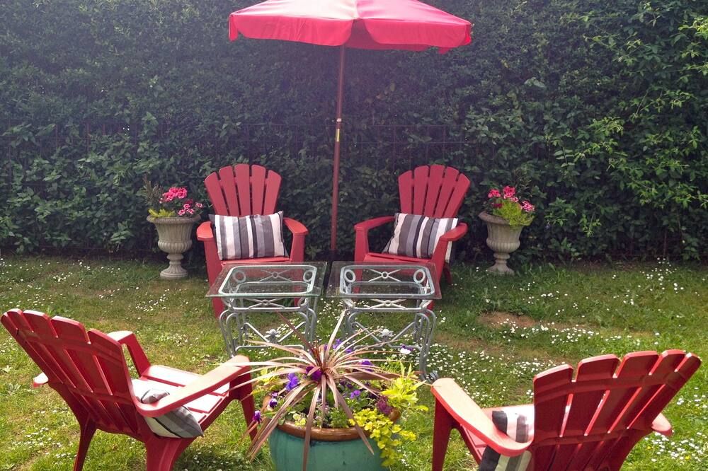 Peaceful spacious 2 BR suite 2 blocks to ocean 3 min. drive to downtown Victoria - فيكتوريا - شرفة مرصوفة