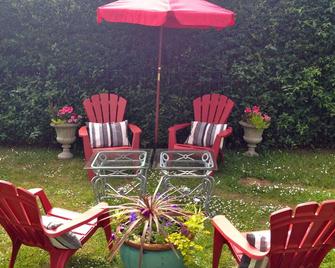 Peaceful spacious 2 BR suite 2 blocks to ocean 3 min. drive to downtown Victoria - Victoria - Patio