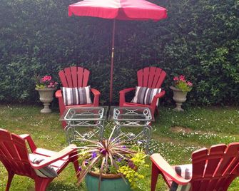 Peaceful spacious 2 BR suite 2 blocks to ocean 3 min. drive to downtown Victoria - فيكتوريا - شرفة مرصوفة