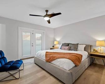 1 Story, 3 BR Home w Hot tub, Pool Grill, Firepit - Henderson - Bedroom
