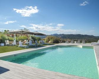 Sacuba Resort & Botanic Golf Club - Olbia - Pileta