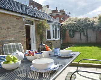 Garden Cottage, Southwold, Pet Friendly, With A Garden In Southwold - Southwold - Patio