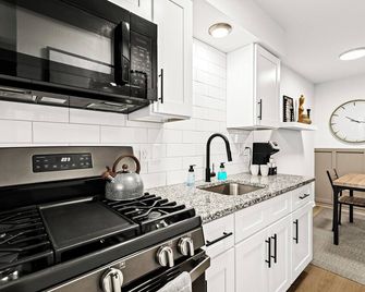 Cozy Modern 1BR Close to Downtown - Mount Clemens - Kitchen