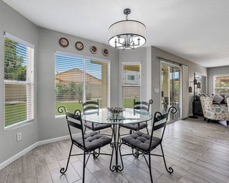 Gorgeous Surprise Gem 2 Miles To Baseball Stadium - Surprise - Comedor