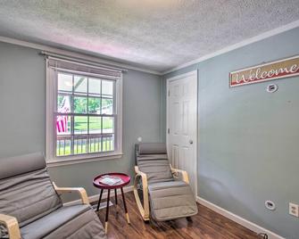 Dog-Friendly Fayetteville Home w/ Hot Tub! - Fayetteville - Living room