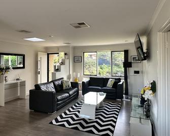 Hawker BnB - Pet Friendly - All pets are welcome - Belconnen - Living room
