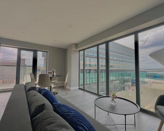 City Centre Albert Dock & Arena Apartments - Liverpool - Living room