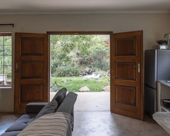 Rocky Drift Private Nature Reserve - Emgwenya - Huiskamer