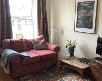 Cosy, quiet two bedroomed cottage in the centre of Hay on Wye. - Hay-on-Wye - Living room