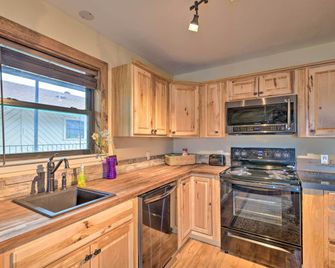 Fort Worth Apt Less Than 5 Mi to Downtown! - Fort Worth - Kitchen