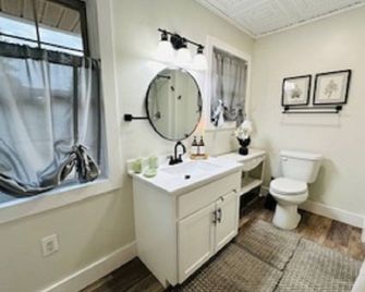 Charming 3-bedroom farmhouse in Graceville with AC, WiFi - Graceville