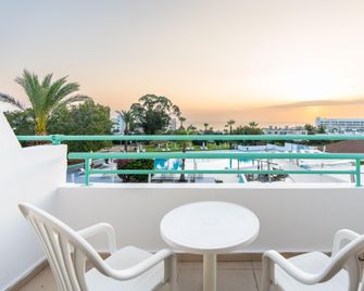 Adelais Bay Hotel - Protaras - מרפסת