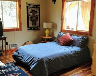 Blackfoot River Cabins - Waterfront Retreats that sleep 6 w/ Space for Campers - Greenough - Bedroom