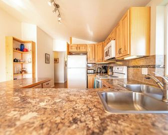 Delightful Historic House In The Heart Of Downtown - Walk To Everything! - Homer - Kitchen