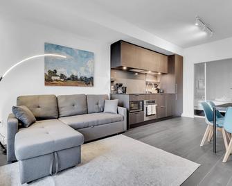 Modern suite steps to port credit Go - Mississauga - Living room