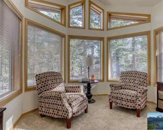 6000 sqft Pine House with indoor swimming pool - Reno - Living room