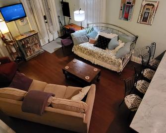 3 blocks to Fr Qtr & 1 block to French St. - New Orleans - Living room