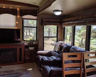 Sandpiper 40ft Rv @evanscliff /Hottub On Deck, Bbq Grill - Hot Springs - Living room