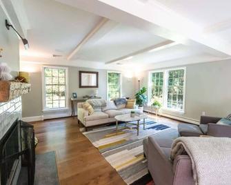 Beautiful House In The Woods Huge Yard Hot Tub - Great Barrington - Living room