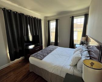 Gorgeous Spacious Home 5BR 9Beds with Private Parking - Falls Church - Bedroom