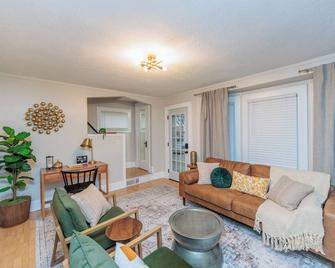 Casa CLE clean updated 2 bedrm home West Cleveland, pet friendly, fenced in yard - Cleveland - Living room