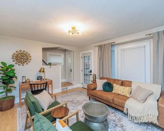 Casa CLE clean updated 2 bedrm home West Cleveland, pet friendly, fenced in yard - קליבלנד - סלון