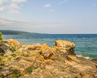 Terrace Point 13B-Romantic getaway condo, inspired by the architectural style of - Grand Marais - Beach